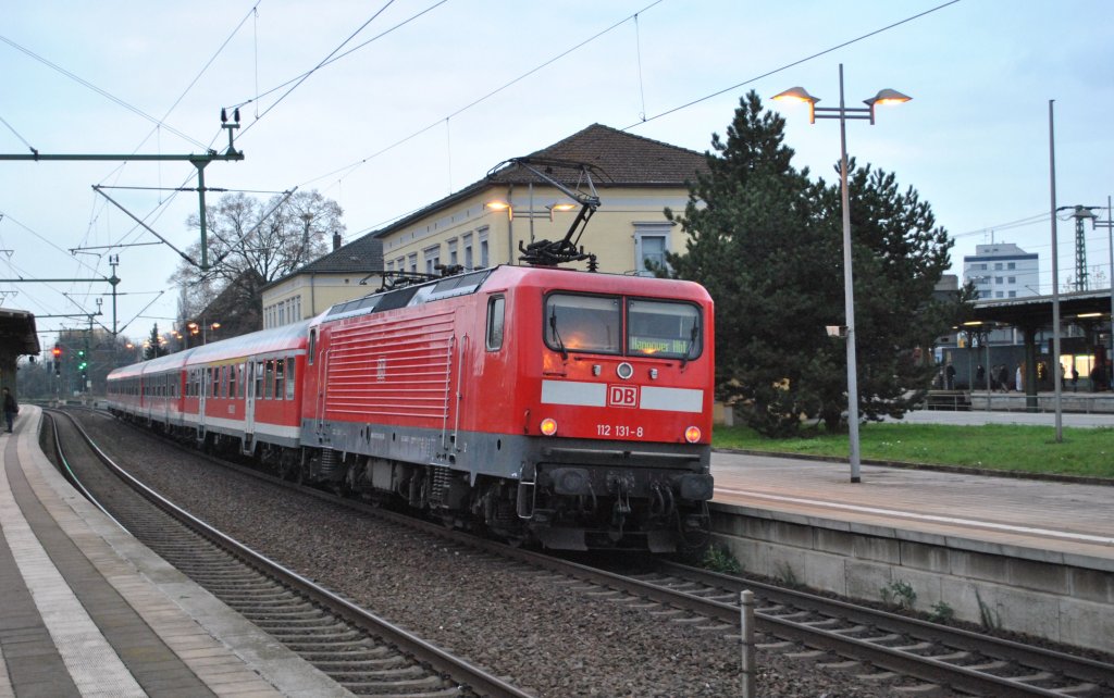 112 131-8, schiebt am 19.11.2010 einen RE von Wolfsburg nach Hannover.