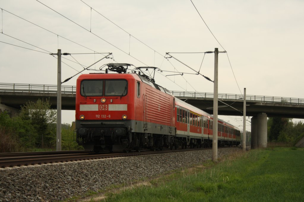 112 132 zog am 08.05.2010 einen RE von Hannover nach Wolfsburg als Falschfahrt in der Nhe von Immensen Arpke.