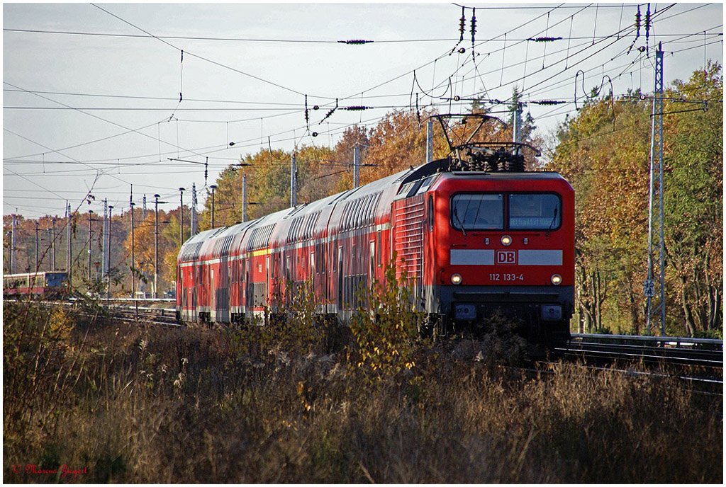 112 133-4  -  mit dem RE 1 nach Frankfurt /Oder zwischen den S-Bahnhfen Friedrichshagen und Rahnsdorf. Der nchste Halt wird Erkner sein. Im Hintergrund ist ein Zug der Berliner S-Bahn ( BR 481 ) zu sehen.
200mm | 1/500 sek | F6.3 | IsO 250 | DSLR Sony A100
07.11.2009

