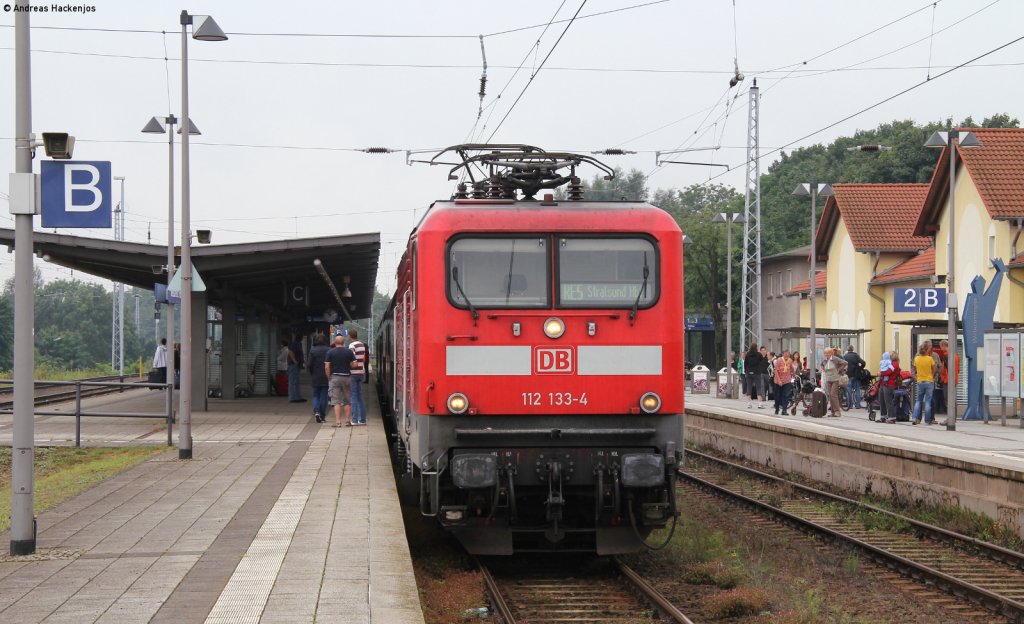 112 133-4 mit dem RE 18508 (Berlin Sdkreuz-Stralsund Hbf) in Neustrelitz 6.8.12