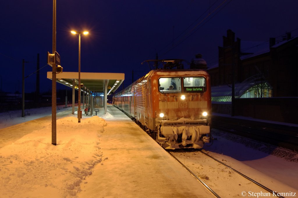 112 133-4 mit dem RE2 (RE 37413) nach Knigs Wusterhausen in Rathenow. Abfahrt des Zuges wre 16:05Uhr gewesen, aber fuhr erst 17:05Uhr ab. 25.12.2010