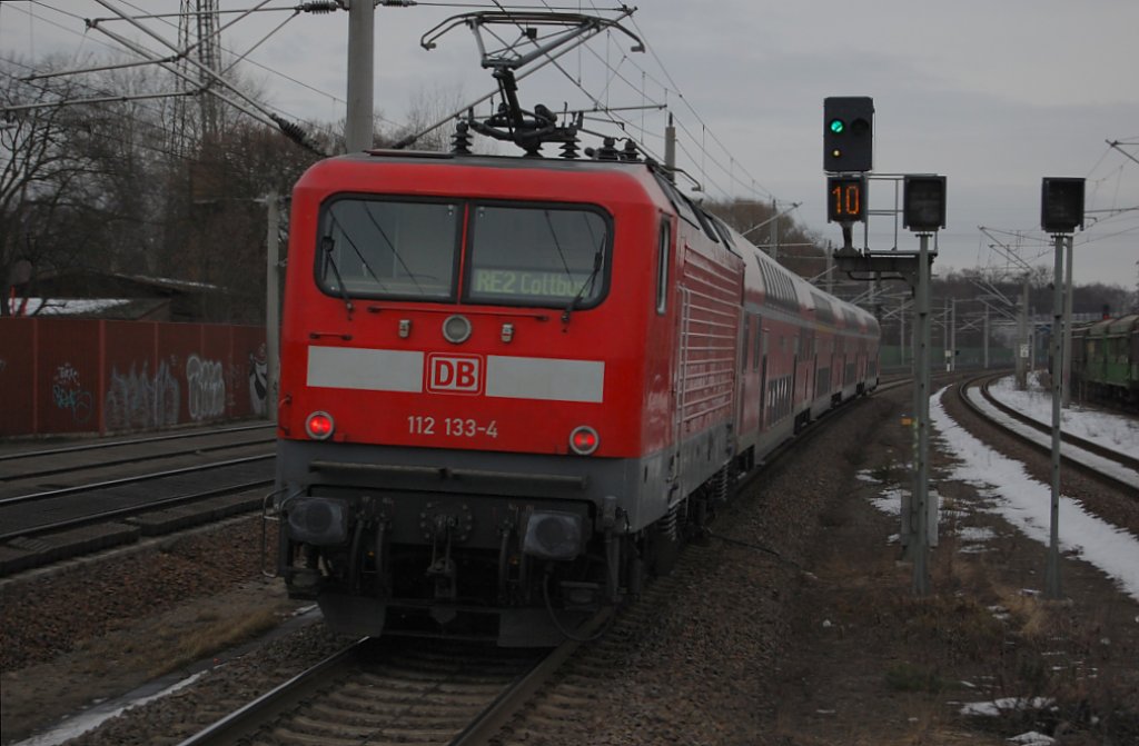 112 133-4 schiebt den RE2 aus Rathenow in Richtung Cottbus. 26.02.2010