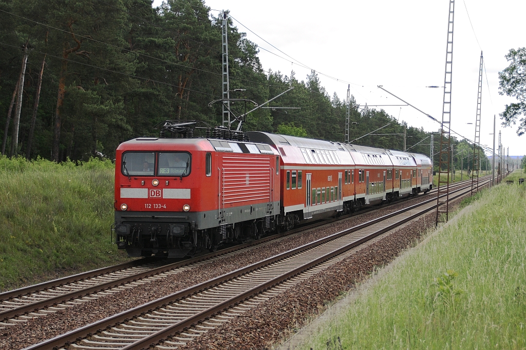 112 133 kommt mit dem RE3 auf dem Weg nach Elsterwerda am ehem. B� Spechthausen vorbei 19.06.2010