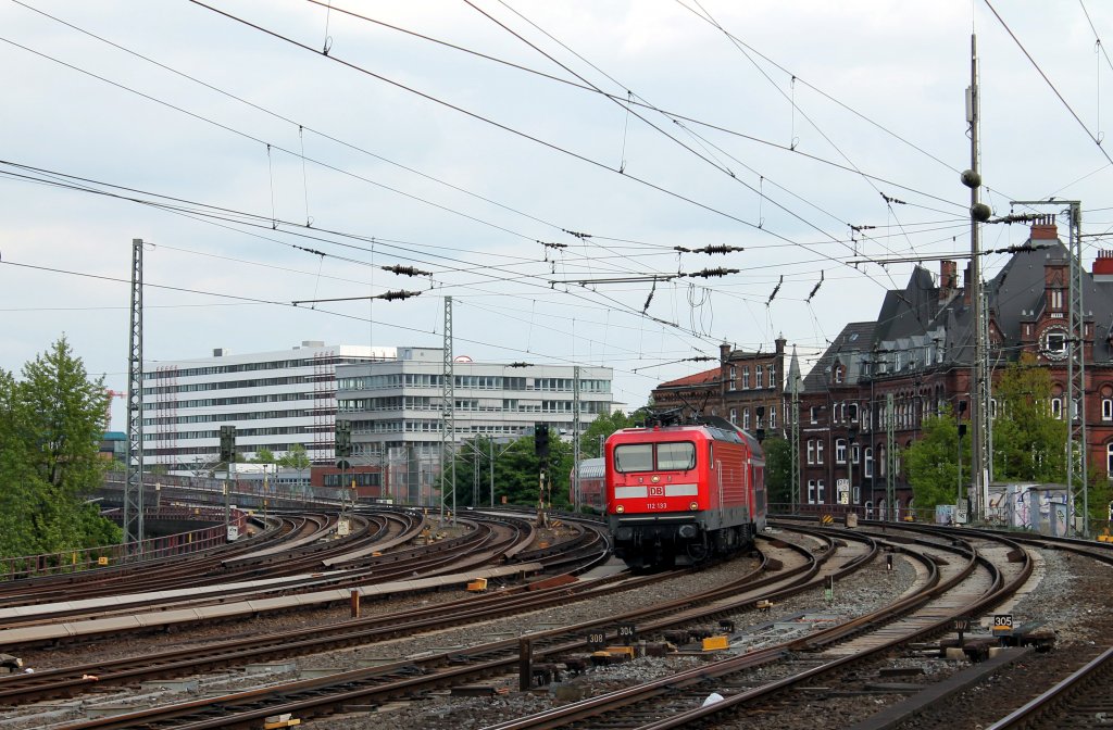 112 133 mit RE 1 (RE 4334) von Schwerin Hbf nach Hamburg Hbf bei der Einfahrt in Hamburg Hbf am 10.05.2013