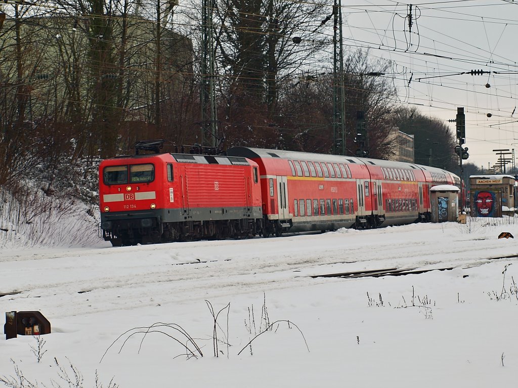 112 134 zieht am 27.12.2010 den RE4 von Dortmund kommend p�nktlich trotz Eis und Schnee aus Aachen West Richtung Hbf. 