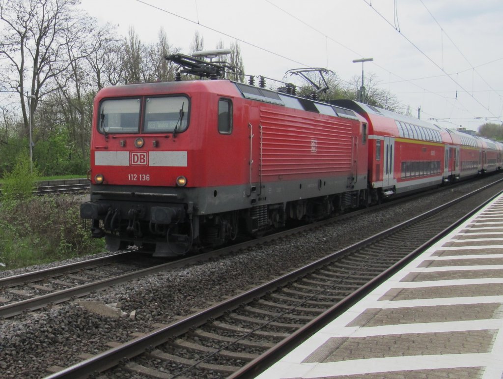 112 136 zieht den RE 6 am 30.4.2013 in Richtung Minden. Hier bei der Ausfahrt aus Gleis 3 im Bahnhof Ahlen (Westf).