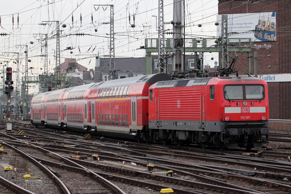 112 137 als Schublok hinter RE 7 nach Krefeld bei der Ausfahrt aus Kln Hbf. 16.3.2013