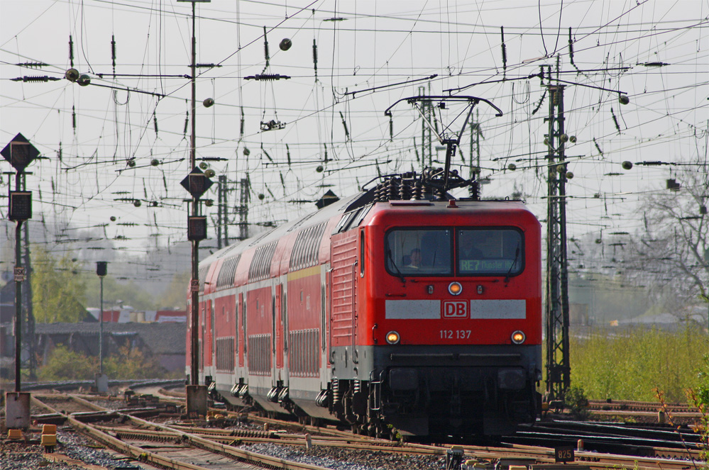 112 137 mit dem RE7 nach Mnster (Westf.) bei der Einfahrt in Hamm (Westf.), 9.4.11