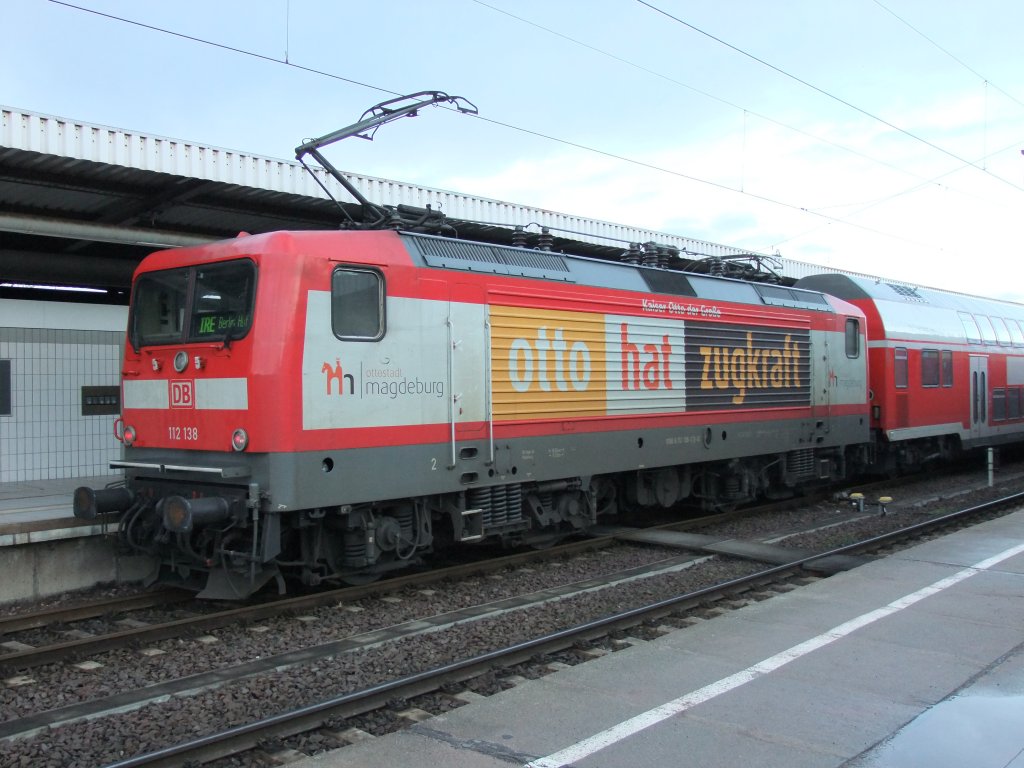 112 138 heit jetzt Otto und Hat Zugkraft. So steht´s jedenfalls aussen drauf. Gesehen am 19.01.2011 in Magdeburg als Schublok fr den IRE  Otto der Groe  Magdeburg - Berlin - Express.