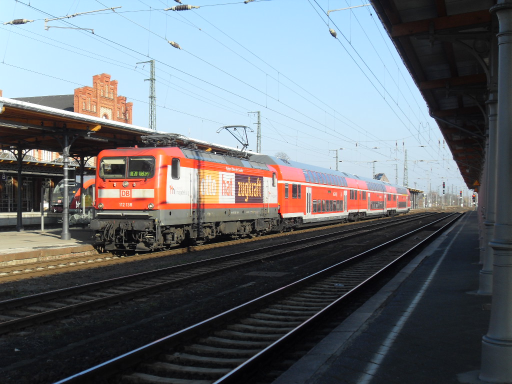 112 138 mit einem neuen Regionalexpress am 22.02.2011 in Stendal.