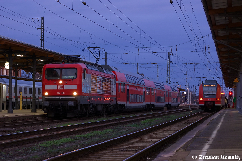 112 138  Otto hat Zugkraft  mit dem RE20 (RE 17714) Halle(Saale) Hbf nach Uelzen und die 425 509-7 als RB30 (RB 17827) von Stendal nach Sch�nebeck-Bad Salzelmen in Stendal. 15.01.2012