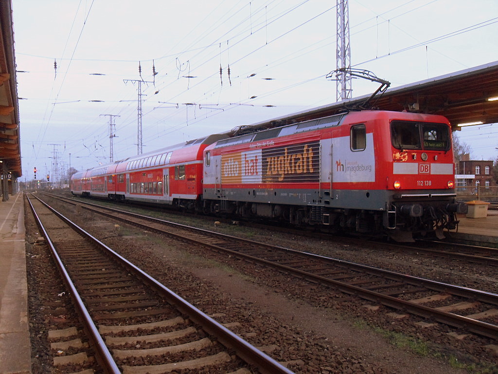 112 138 stand am 26.11.2011 mit einem RE zur Abfahrt nach Halle(Saale) in Stendal bereit.