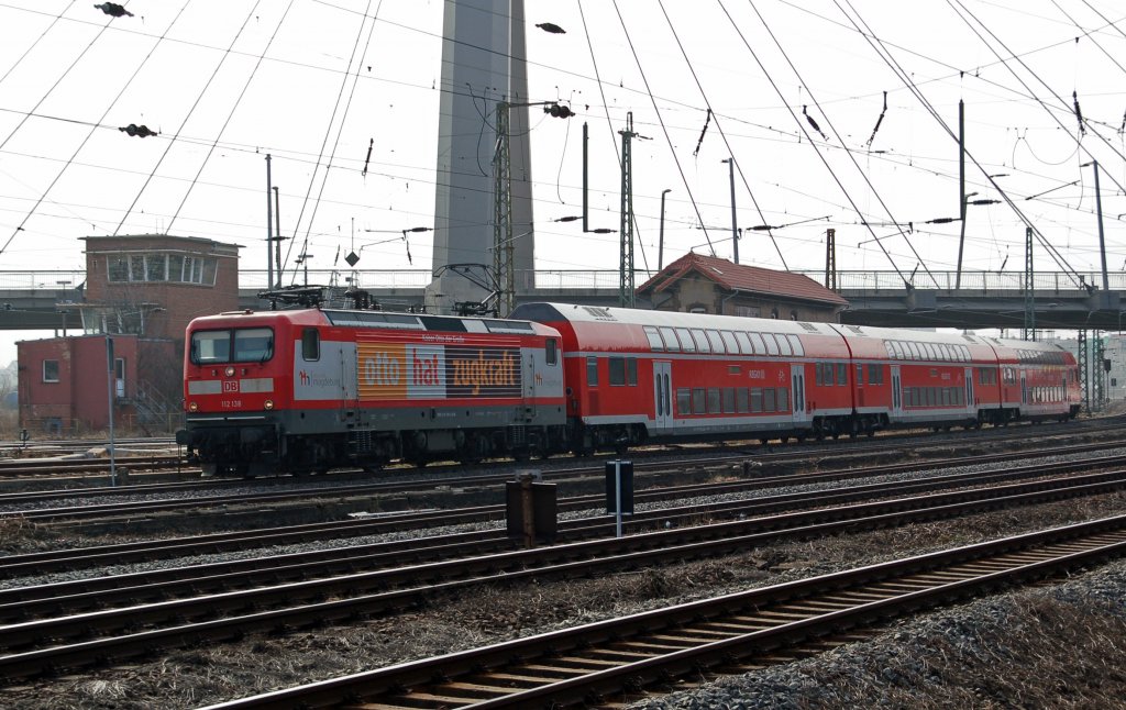 112 138 zieht am 05.03.11 ihre RB von Halle(S) nach Magdeburg zur�ck. Fotografiert von einem �ffentlichen Weg.
