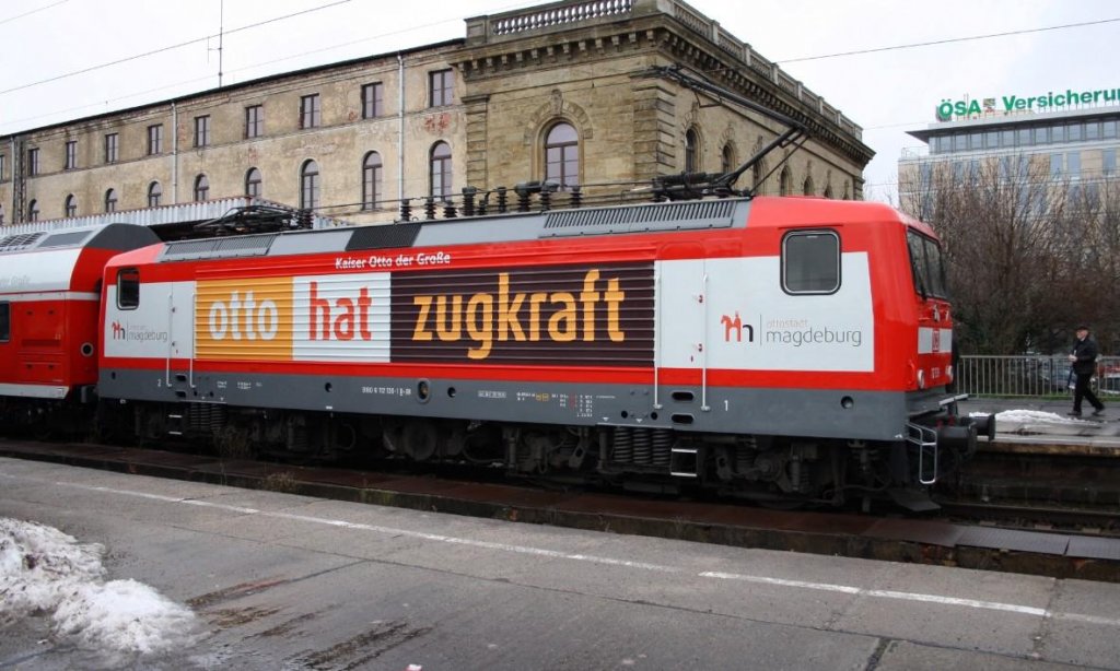 112 139 am 12.12.2010 bei der Zugtaufe des neuen Magdeburg-Berlin-Express im Magdeburger Hbf