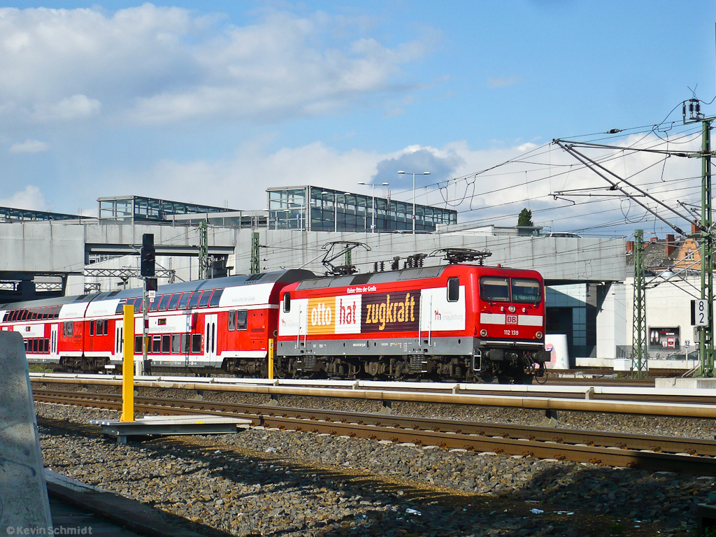 112 139  Kaiser Otto der Große  verlässt mit dem IRE 4278 nach Magdeburg Hbf den Bahnhof Berlin Südkreuz. (04.05.2011)