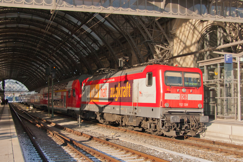 112 139  Kaiser Otto der Groe  erreicht mit dem Magdeburg-Berlin-Express als Advendssonderzug den Dresdner Hauptbahnhof. 08.12.2012