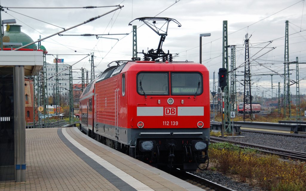 112 139 schiebt am 06.11.10 ihre RB aus dem Hbf Halle(S) Richtung Magdeburg heraus.