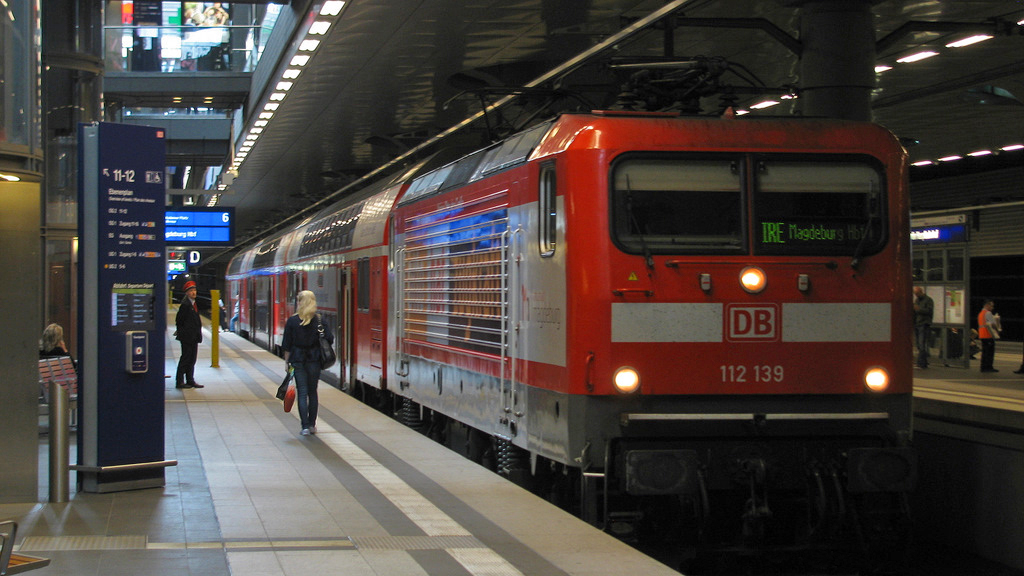 112 139 steht am 28.07.2011 im Berliner Hbf(tief). Die Garnitur wartet als IRE 4278 auf die Weiterfahrt nach Magdeburg Hbf ber Berlin Sdkreuz. Die Mitfahrt bis Potsdamer Platz war sehr interessant, doch mag ich das blaue Licht nicht wirklich.