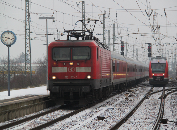 112 142-5+RE 21063 von Flensburg nach Hamburg Hbf bei der Einfahrt im Bahnhof Neum�nster neben an kommt RB 15463 von Kiel.28.01.2012