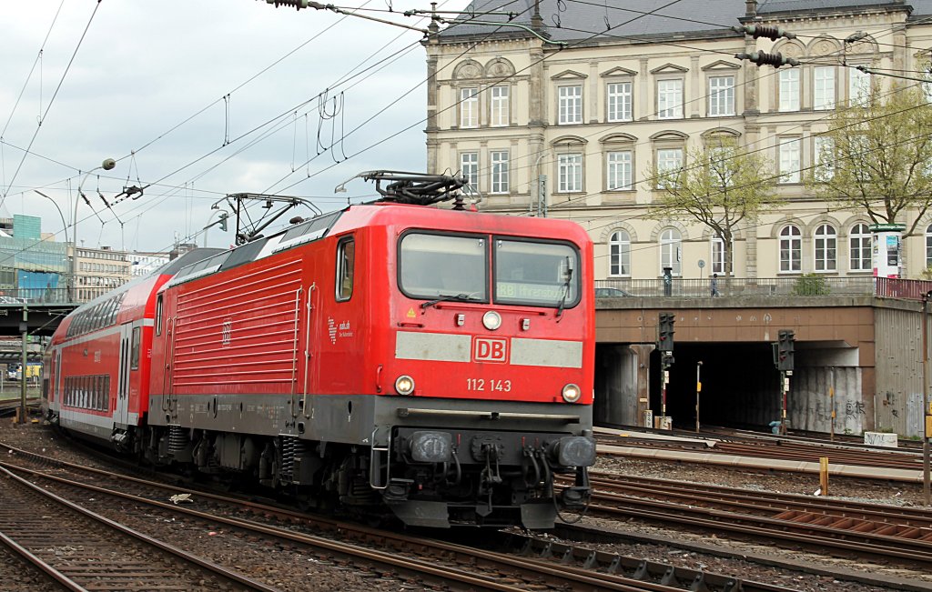 112 143 mit RB 21368 von Hamburg Hbf nach Ahrensburg bei der Ausfahrt aus Hamburg Hbf am 10.05.2013