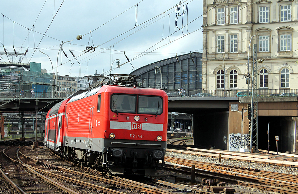 112 144-1 mit RB 21374 von Hamburg Hbf nach Ahrensburg bei der Ausfahrt aus Hamburg Hbf am 11.05.2013