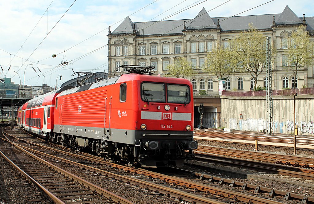 112 144-1 mit RB 21584 von Hamburg Hbf nach Ahrensburg bei der Ausfahrt aus Hamburg Hbf am 10.05.2013