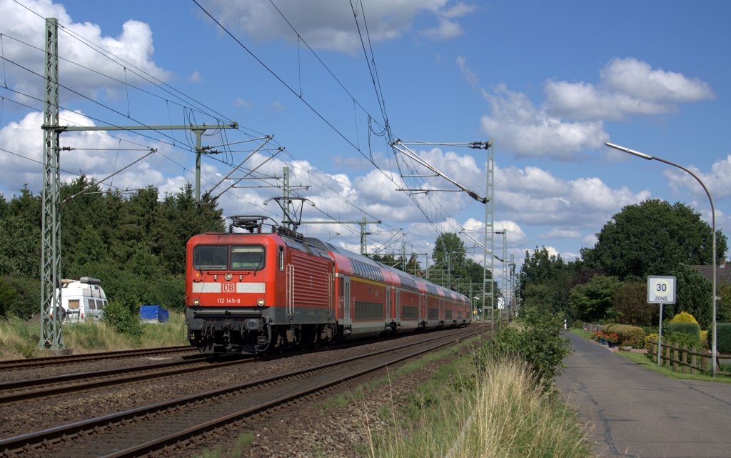 112 145 ist im August 2012 mit einem RE von Kiel auf dem Weg nach Hamburg Hbf und passiert Brokstedt und erreicht in Krze Wrist.
