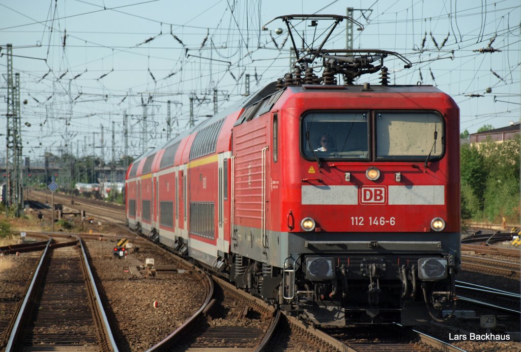 112 146-6 zieht den RE 21029 nach Hamburg Hbf in den Bahnhof von Neumnster. Nach kurzem Stop geht es ber Wrist und Elmshorn weiter Richtung Hamburg-Dammtor. Aufgenommen am 20.07.10.