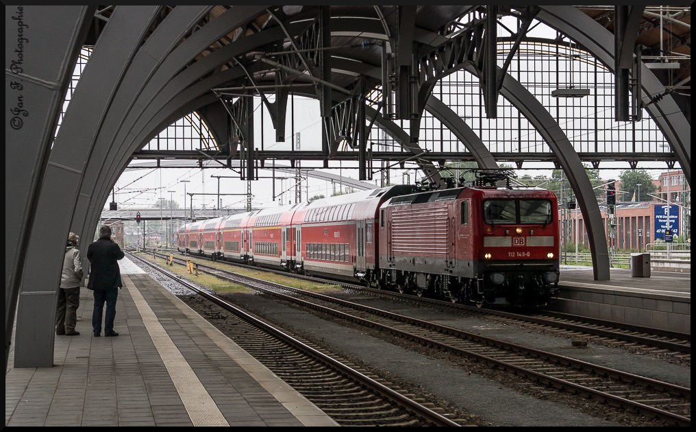 112 149-0
Fuhr mit seinem Re um 09:47:04 Uhr 20Min frher als Sonderzug (41 096) der auf dem selben Gleis eintraf.