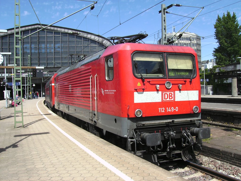 112 149 mit einem RE nach Lbeck Travemnde am 05.Juni 2010 im Hamburger Hbf.