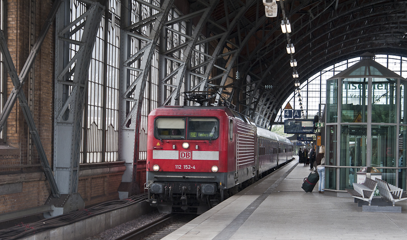 112 152-4 am 25. August 2010 mit RE 21075 (Padborg st - Hamburg Hbf) in Hamburg Dammtor.