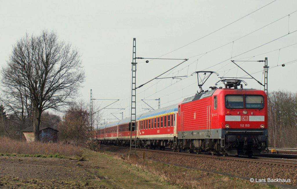 112 153 hat am 20.03.11 den RE 21071 aus Flensburg am Haken und brettert mit 160 Sachen durch Halstenbek auf dem weg Richtung Hamburg Hbf.