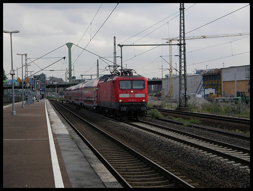 112 153 mit dem RE11 bei der Durchfahrt durch Dsseldorf Zoo