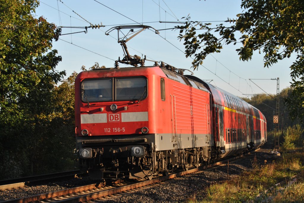 112 156-5 aus Aachen kommend, als Schublok des RE 4, mit Dostos um 9.34h in der Morgensonne am 14.10.11 vor bach - Palenberg.