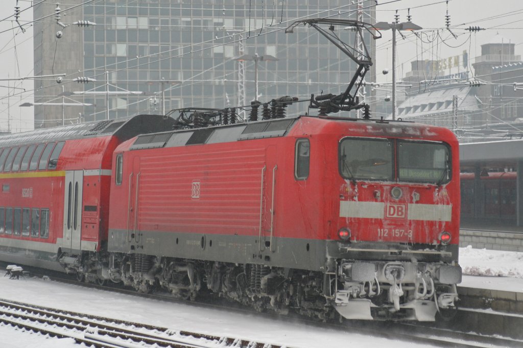 112 157 fher am 25.1.10 mit einem RE in Essen Hbf ein 
