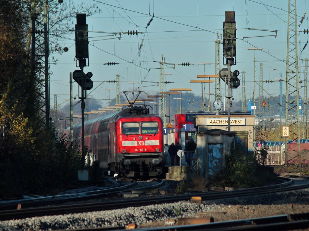 112 159-9 zieht am 15.11.2011 RE4 aus Aachen West Richtung Hbf.