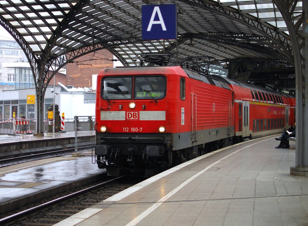 112 160-7 zieht RE 7 (krefeld Hbf - Rheine), hier bei Ausfahrt von das Klner HauptBahnhof am 28. 09 2010.