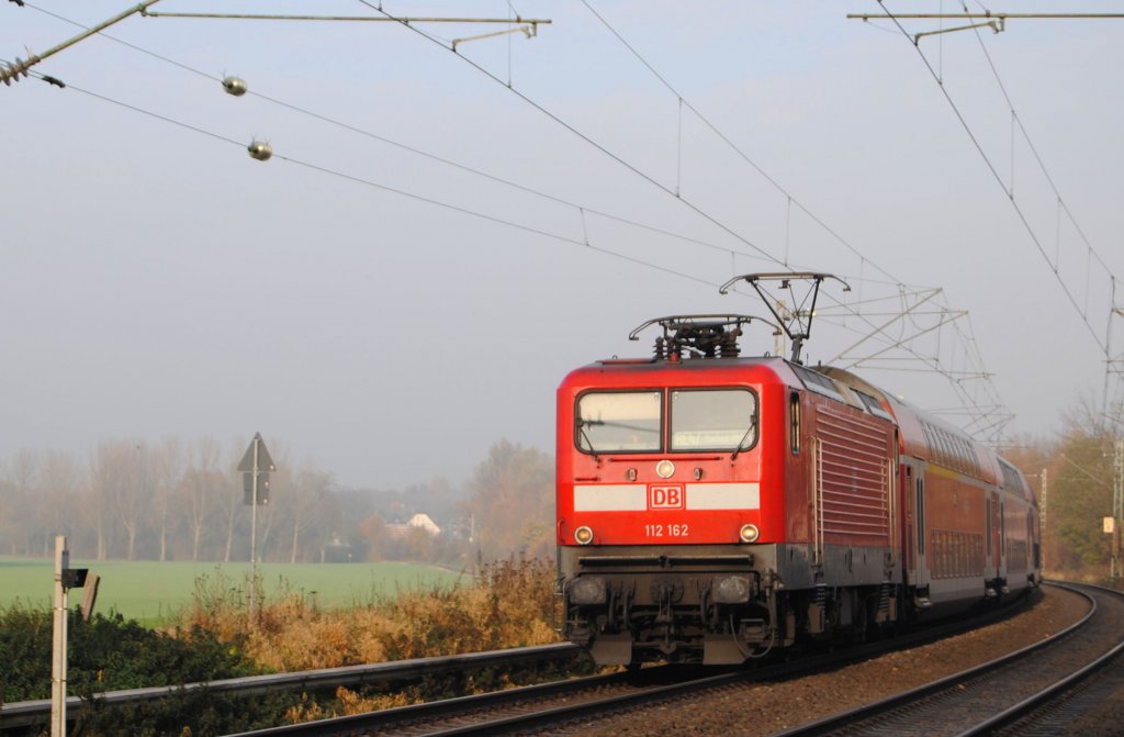 112 162 am 23.11.11 bei �bach - Palenberg als RE 4 nach Aachen, im Dunst des Wurmtal.