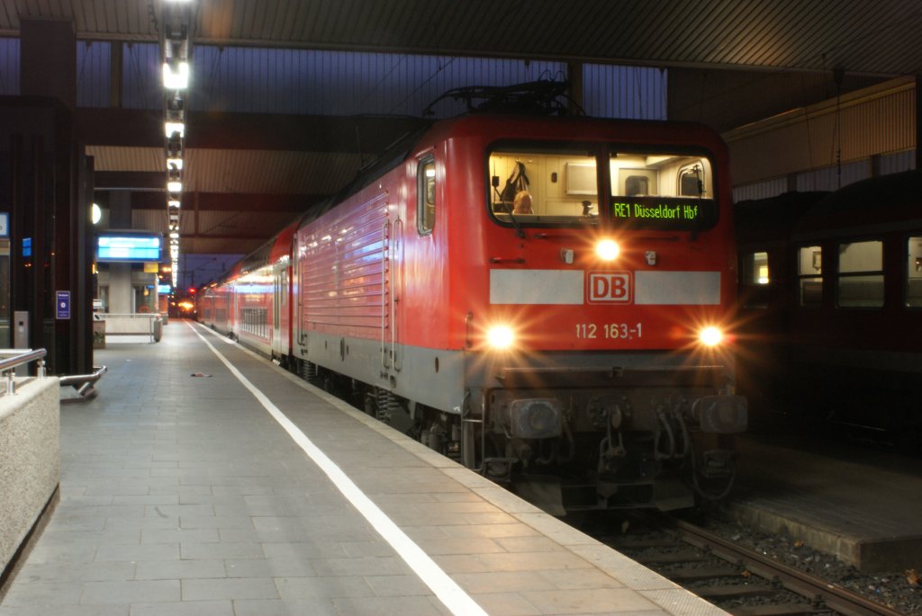 112 163-1 mit dem RE 1  Advents-Verstrker  in Dsseldorf Hbf am 12.12.2009