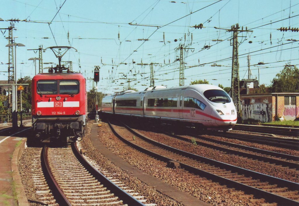 112 164 wartet dass der ICE ihr den Weg Richtung nach Rothe-Erde freimacht, Scan Bild (20.08.2011)