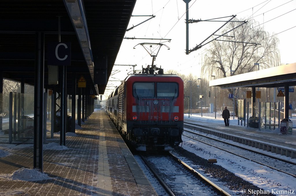 112 165-6 mit dem RE1 (RE 38106) nach Magdeburg Hbf in Brandenburg Hbf. Der Zug hatte zu diesem Zeitpunkt eine Versp�tung von 45min. Diese 45min kamen zustande, weil eine Weichenst�rung zwischen Berlin-Charlottenburg und Berlin Wannsee vorlag. Dadurch musste der Zug in Berlin-Charlottenburg au�erplanm��ig halten, um die Fahrg�ste des RE1 nach Brandenburg aufzunehmen. Dann wurde der Zug in Richtung Berlin-Spandau umgeleitet, aber der Zug musste noch ca 15min vor Spandau stehen, weil dort auch eine Weichenst�rung vorlag und eine defekte ICE2-Doppelgarnitur in Spandau stand. An hier hatten gerade zwei 218er angekoppelt. Dann ging es weiter �ber Berlin-Staaken und hinter Elstal ging es kann auf den Westlichen BAR, �ber Priort ging es dann weiter. Hinter Golm ist der Zug dann wieder auf seine normale Strecke gefahren und hielt dann in Werder/Havel. 04.12.2010
