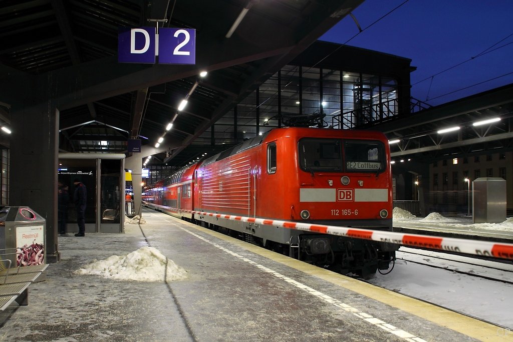 112 165-6 (mit RE 38143 nach Cottbus) hat im Bahnhof Berlin Zoologischer Garten die Oberleitung heruntergerissen. Diese h�ngt jetzt am ersten Wagen herunter und hat sowohl an Lok als auch am Wagen deutliche Brandnarben hinterlassen. (30.1.2010)