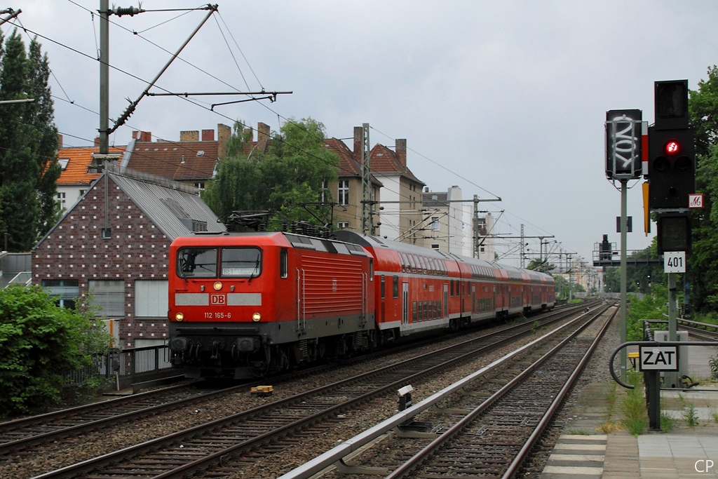 112 165-6 zieht den RE-1 nach Frankfurt (Oder) durch Berlin. (Savignyplatz, 12.6.2010)