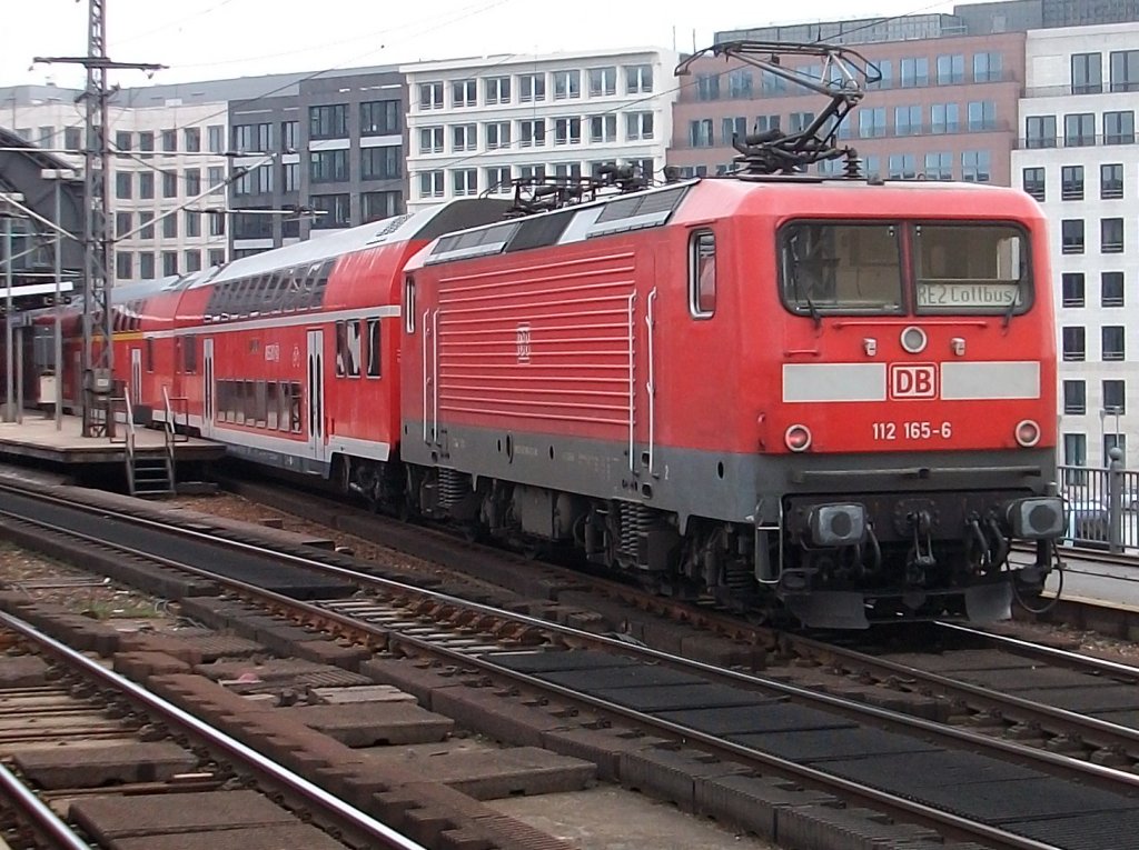 112 165 schiebt den RE nach Cottbus am 03.April 2010 in den Bahnhof Berlin Friedrichstrae.
