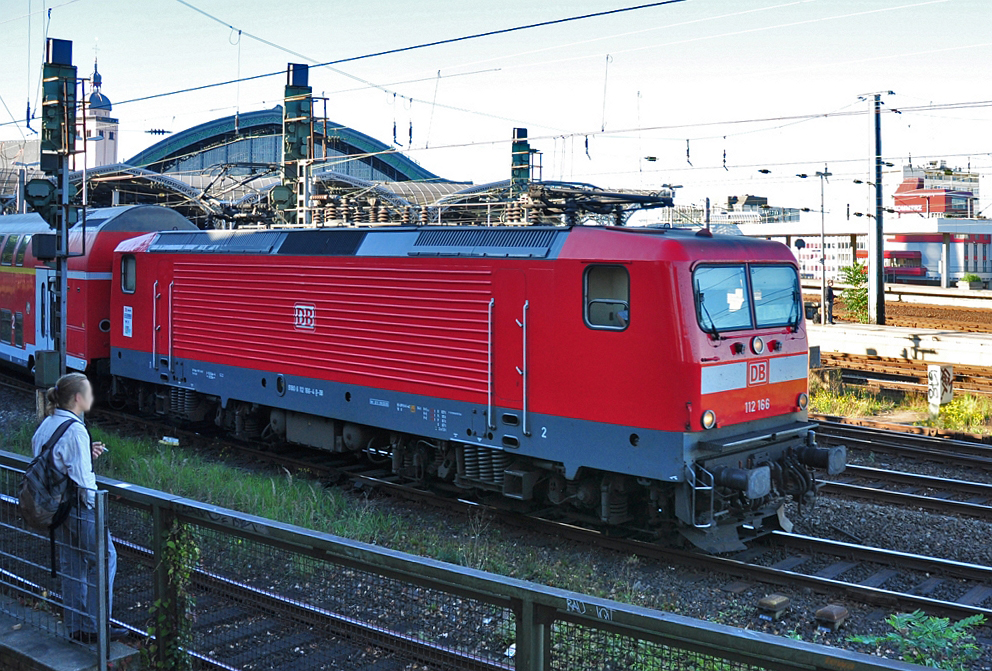 112 166 mit Dostos bei der Ausfahrt vom Klner Hbf Richtung Hohenzollernbrcke - 10.10.2010
