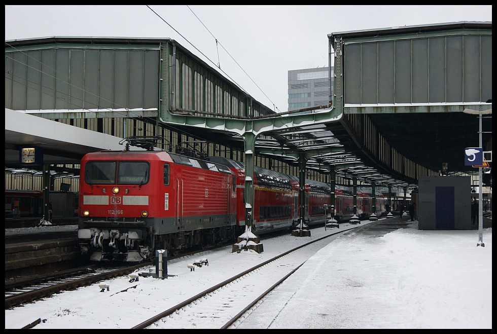 112 166 verlsst mit dem  neuen  RE11 nach Mnchengladbach Duisburg Hbf am 14.12.2010