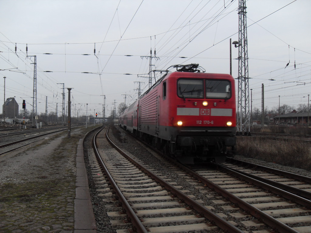 112 170 mit einem Regionalexpress aus Richtung Magdeburg am 10.02.2011 in Stendal.