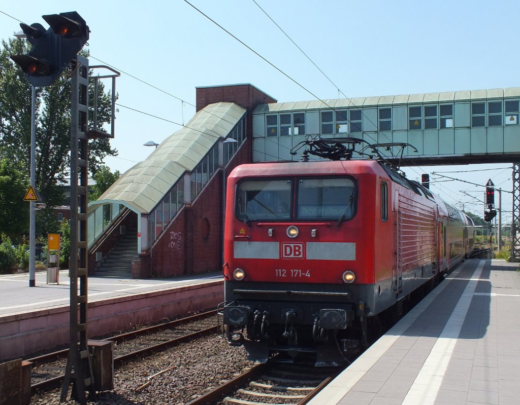 112 171-4 bei der Einfahrt in Ahrensburg. 12.07.13