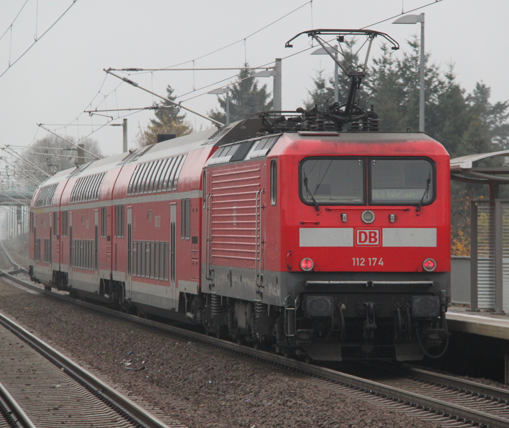 112 174-8 mit RE20(RE 17709)von Uelzen nach Halle(Saale)Hbf bei der Ausfahrt im Haltepunkt Tangerh�tte.24.11.2012