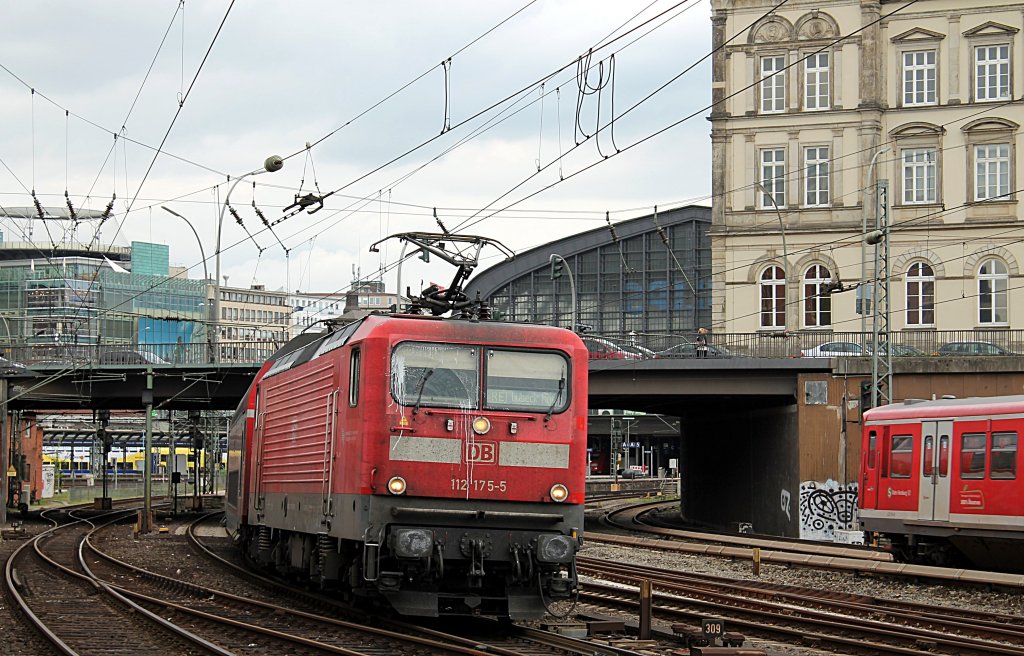 112 175-5 mit RE 21468 von Hamburg Hbf nach Lbeck Hbf bei der Ausfahrt aus Hamburg Hbf am 10.05.2013